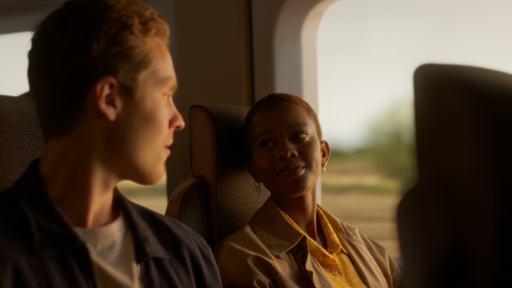 To unge glade passasjerer om bord i et flytog