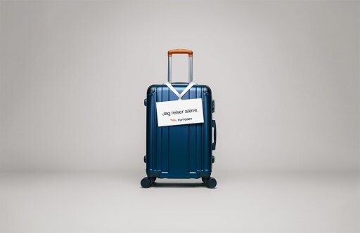 Generert bilde av en blå moderne koffert med et skilt hvor det står "Reiser alene"