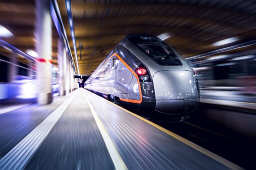 Flytog type 78 i fart ved plattform på Oslo lufthavn