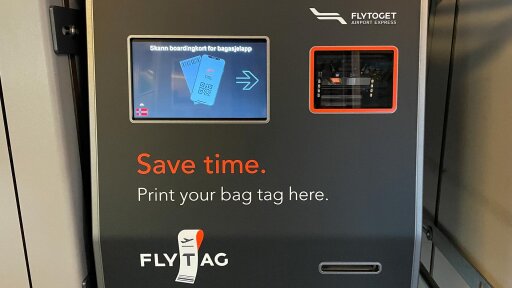Flytag er montert på Flytoget, og lar deg skrive ut bagasjelapper på toget.
